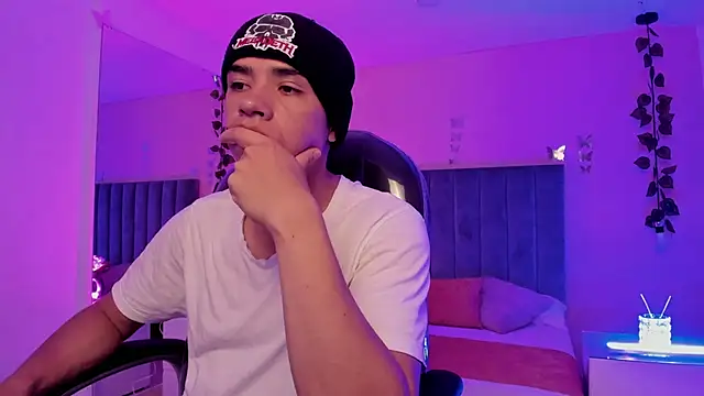 Snapshot of Muscle_Scott chatting on 11-12-25, 12:38 Muscle Scott online show from 11-12-25, 12:38