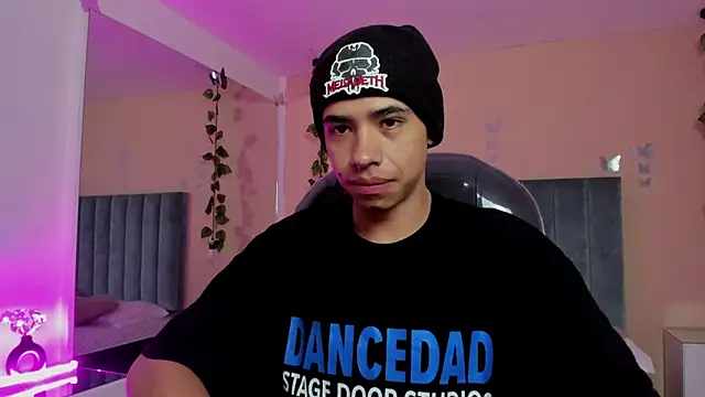 Snapshot of Muscle_Scott chatting on 11-16-25, 01:39 Muscle Scott online show from 11-16-25, 01:39