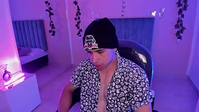 Snapshot of Muscle_Scott chatting on 11-17-25, 12:33 Muscle Scott online show from 11-17-25, 12:33