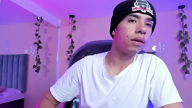 Snapshot of Muscle_Scott chatting on 11-18-25, 01:04 Muscle Scott online show from 11-18-25, 01:04