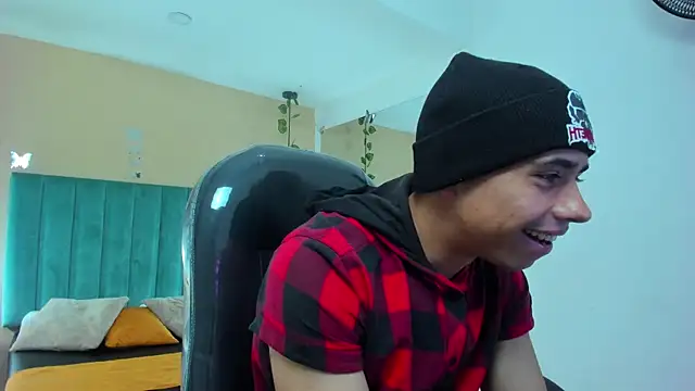 Snapshot of Muscle_Scott chatting on 12-01-25, 12:32 Muscle Scott online show from 12-01-25, 12:32