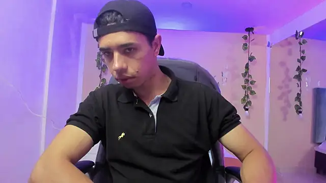 Snapshot of Muscle_Scott chatting on 12-04-25, 12:47 Muscle Scott online show from 12-04-25, 12:47