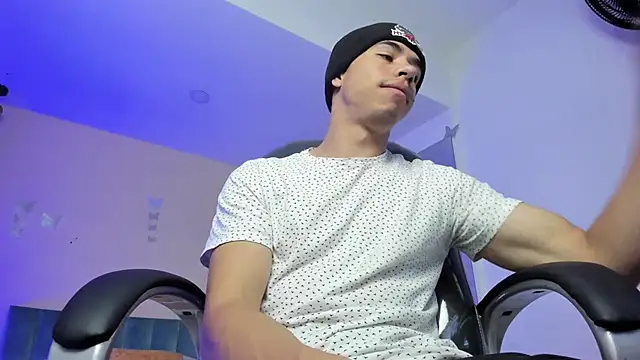 Snapshot of Muscle_Scott chatting on 12-14-25, 02:11 Muscle Scott online show from 12-14-25, 02:11