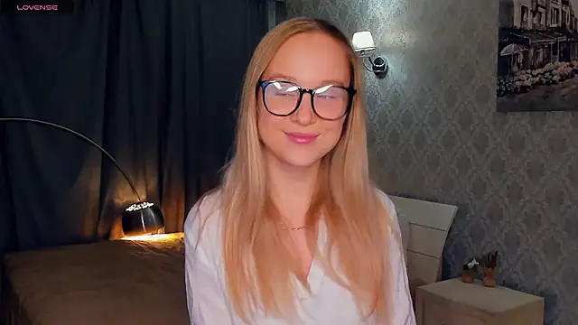 Snapshot of SoonMoor chatting on 11-15-25, 06:59 SoonMoor online show from 11-15-25, 06:59