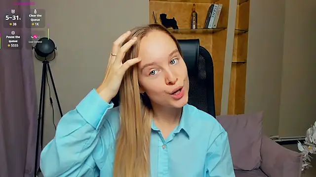 Snapshot of SoonMoor chatting on 11-19-25, 07:36 SoonMoor online show from 11-19-25, 07:36