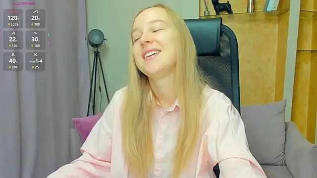 Snapshot of SoonMoor chatting on 11-24-25, 07:02 SoonMoor online show from 11-24-25, 07:02