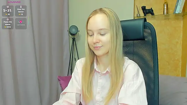 Snapshot of SoonMoor chatting on 11-25-25, 07:03 SoonMoor online show from 11-25-25, 07:03