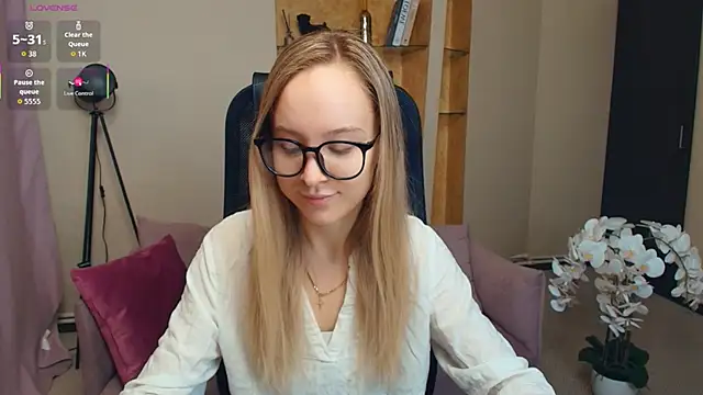 Snapshot of SoonMoor chatting on 11-28-25, 07:05 SoonMoor online show from 11-28-25, 07:05