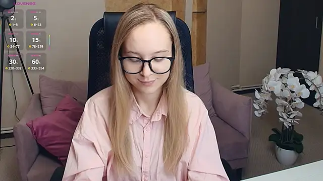 Snapshot of SoonMoor chatting on 11-30-25, 07:18 SoonMoor online show from 11-30-25, 07:18