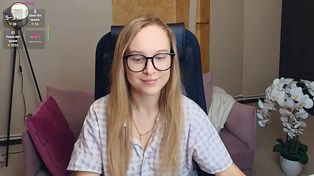 Snapshot of SoonMoor chatting on 12-04-25, 07:00 SoonMoor online show from 12-04-25, 07:00