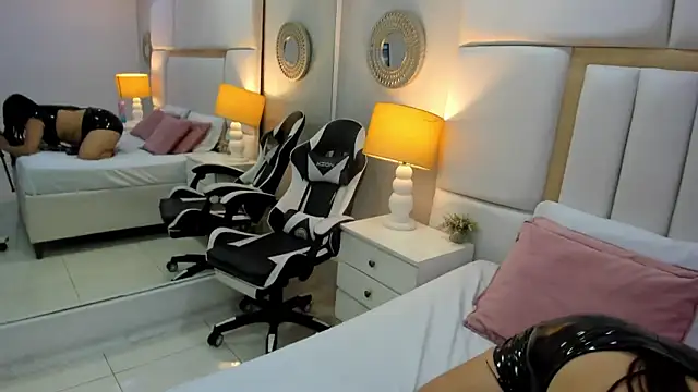 Snapshot of NahiaMonet chatting on 10-31-25, 11:44 NahiaMonet online show from 10-31-25, 11:44