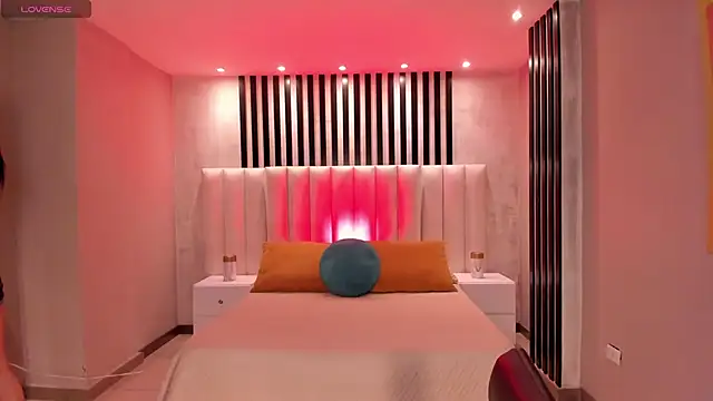 LucyWeiss  online show from 12-19-25, 08:16