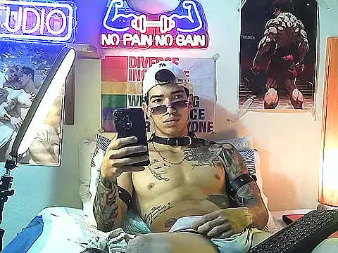 Snapshot of Strongcockfitness chatting on 09-15-25, 11:16 Strongcockfitness online show from 09-15-25, 11:16