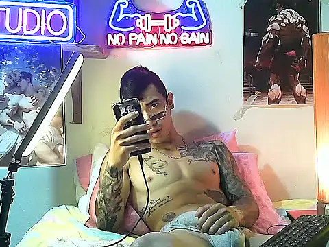 Snapshot of Strongcockfitness chatting on 09-30-25, 06:13 Strongcockfitness online show from 09-30-25, 06:13