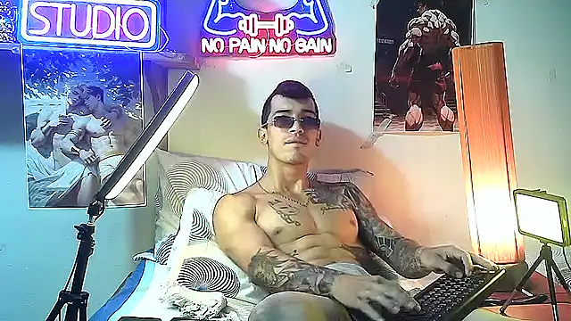 Snapshot of Strongcockfitness chatting on 10-04-25, 11:36 Strongcockfitness online show from 10-04-25, 11:36