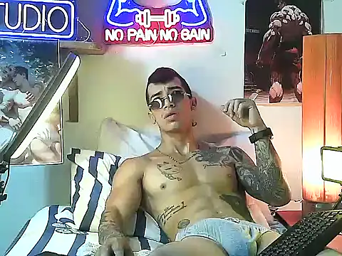 Snapshot of Strongcockfitness chatting on 10-10-25, 04:17 Strongcockfitness online show from 10-10-25, 04:17