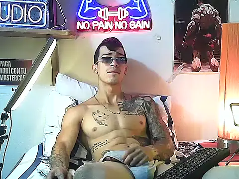 Snapshot of Strongcockfitness chatting on 10-11-25, 01:53 Strongcockfitness online show from 10-11-25, 01:53