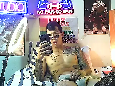 Snapshot of Strongcockfitness chatting on 10-15-25, 05:24 Strongcockfitness online show from 10-15-25, 05:24