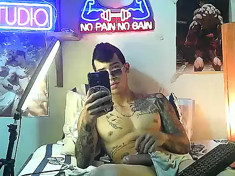 Snapshot of Strongcockfitness chatting on 10-18-25, 09:04 Strongcockfitness online show from 10-18-25, 09:04