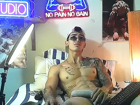 Snapshot of Strongcockfitness chatting on 10-19-25, 03:01 Strongcockfitness online show from 10-19-25, 03:01