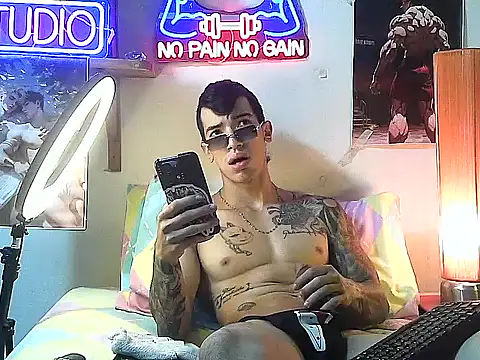 Snapshot of Strongcockfitness chatting on 10-20-25, 02:28 Strongcockfitness online show from 10-20-25, 02:28