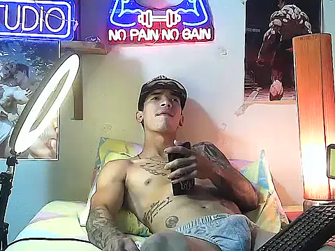 Snapshot of Strongcockfitness chatting on 10-21-25, 02:45 Strongcockfitness online show from 10-21-25, 02:45