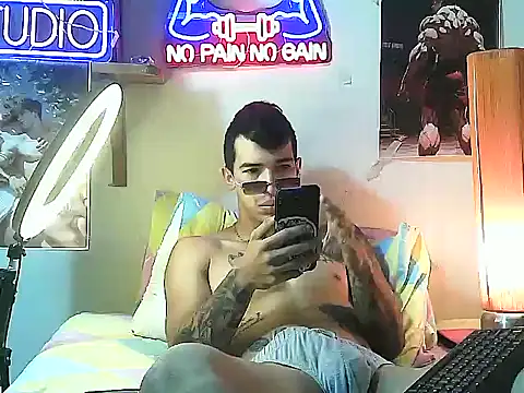 Snapshot of Strongcockfitness chatting on 10-21-25, 07:03 Strongcockfitness online show from 10-21-25, 07:03