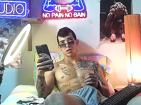 Snapshot of Strongcockfitness chatting on 10-22-25, 11:04 Strongcockfitness online show from 10-22-25, 11:04