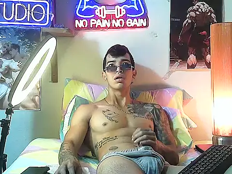 Snapshot of Strongcockfitness chatting on 10-23-25, 04:06 Strongcockfitness online show from 10-23-25, 04:06