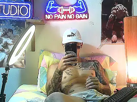 Snapshot of Strongcockfitness chatting on 10-24-25, 06:26 Strongcockfitness online show from 10-24-25, 06:26