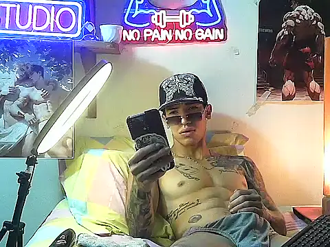 Snapshot of Strongcockfitness chatting on 10-26-25, 04:29 Strongcockfitness online show from 10-26-25, 04:29