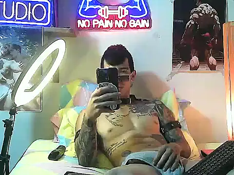 Snapshot of Strongcockfitness chatting on 10-29-25, 09:05 Strongcockfitness online show from 10-29-25, 09:05