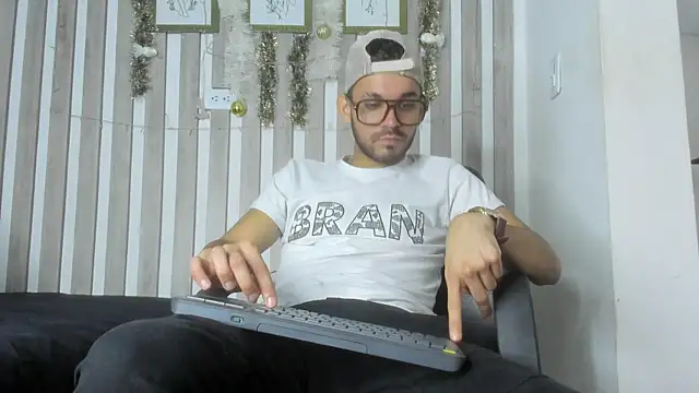 Snapshot of EthanGrey chatting on 12-20-25, 11:17 EthanGrey online show from 12-20-25, 11:17