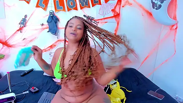 Snapshot of Hill_Brownie chatting on 10-30-25, 01:01 Hill Brownie online show from 10-30-25, 01:01