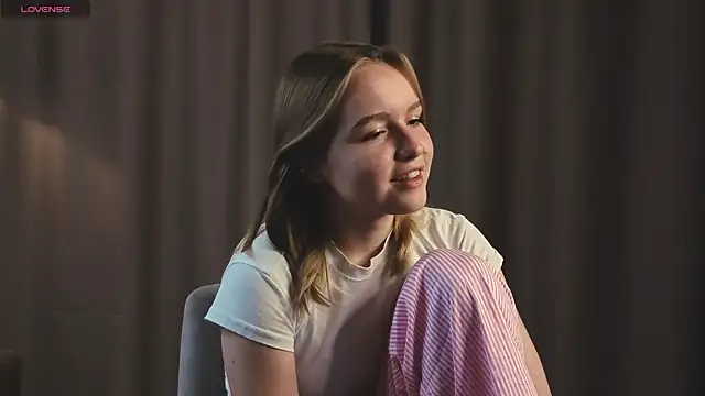 Snapshot of VinnieSerrano chatting on 09-28-25, 03:06 VinnieSerrano online show from 09-28-25, 03:06