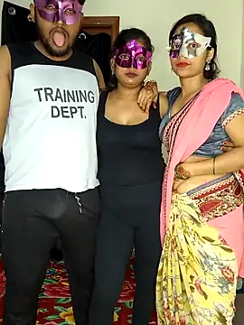 Snapshot of Family02 chatting on 09-17-25, 04:08 Family02 online show from 09-17-25, 04:08