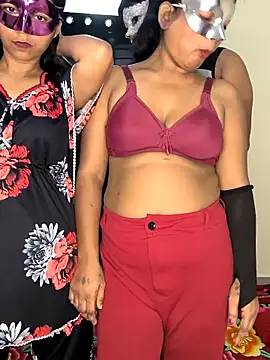 Snapshot of Family02 chatting on 10-21-25, 07:42 Family02 online show from 10-21-25, 07:42