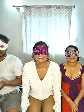 Snapshot of Family02 chatting on 10-29-25, 06:48 Family02 online show from 10-29-25, 06:48