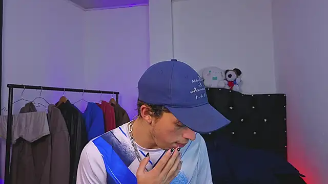 Snapshot of Otter_Star chatting on 09-15-25, 03:28 Otter Star online show from 09-15-25, 03:28