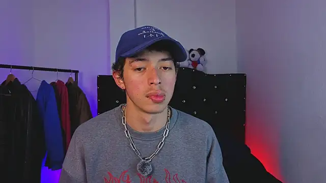 Snapshot of Otter_Star chatting on 09-17-25, 05:09 Otter Star online show from 09-17-25, 05:09