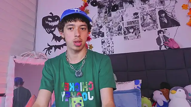 Snapshot of Otter_Star chatting on 10-20-25, 02:45 Otter Star online show from 10-20-25, 02:45