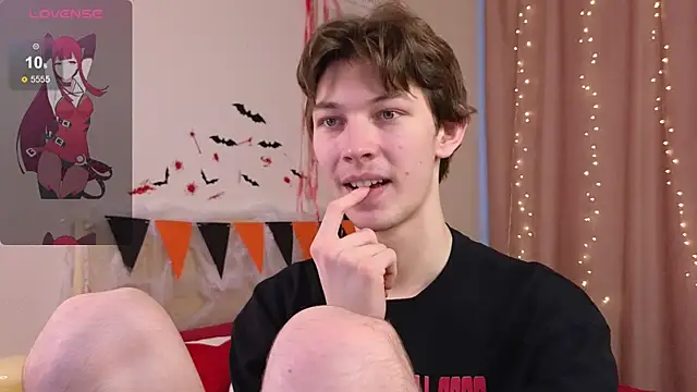 Snapshot of _Den1s_ chatting on 10-29-25, 12:29 Den1s online show from 10-29-25, 12:29