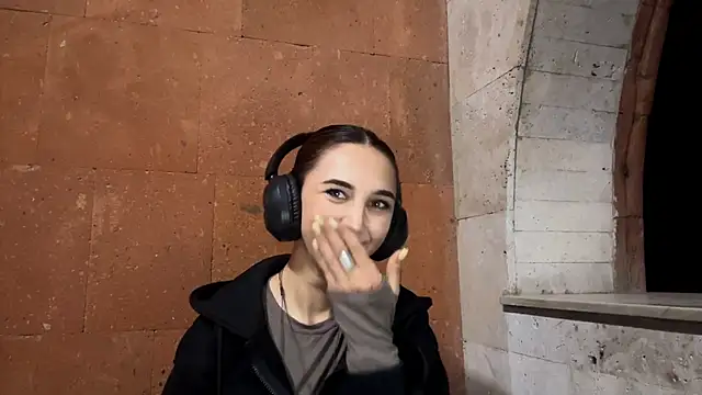 Snapshot of LinaMour chatting on 09-11-25, 10:10 LinaMour online show from 09-11-25, 10:10