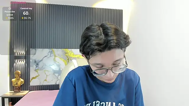 SantiagoRusso18 online show from 11-06-25, 12:06