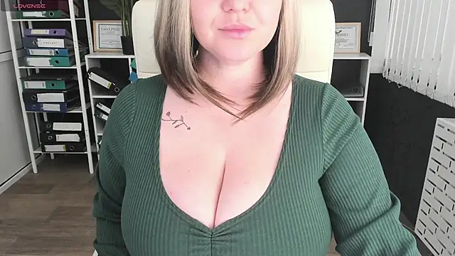 Snapshot of _feel_me_ chatting on 09-15-25, 01:38 feel me online show from 09-15-25, 01:38