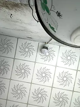 Snapshot of Tiffany-yy chatting on 10-22-25, 04:35 Tiffany-yy online show from 10-22-25, 04:35