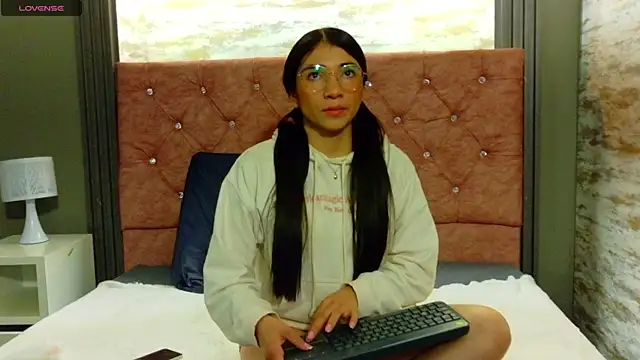 Snapshot of Aurora_jones11 chatting on 09-09-25, 04:01 Aurora jones11 online show from 09-09-25, 04:01