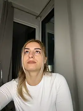 Ella Vee online show from 10-08-25, 04:10