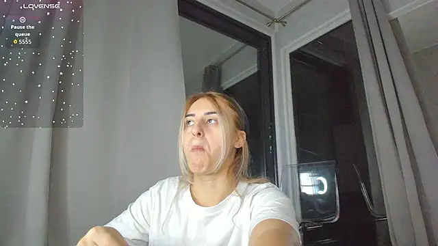 Ella Vee online show from 10-10-25, 03:38