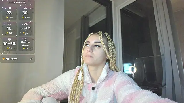 Ella Vee online show from 10-29-25, 03:53